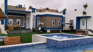 Lasten leikkialue ulkona