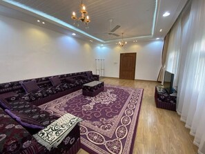 Familie-alpehytte, 4 soverom, terrasse, ved basseng | Oppholdsområde