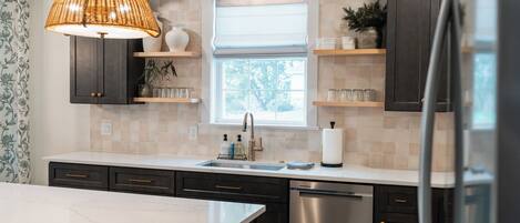 Een koelkast, een microgolfoven, een oven, een kookplaat