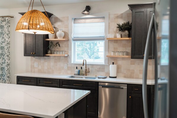 Een koelkast, een microgolfoven, een oven, een kookplaat