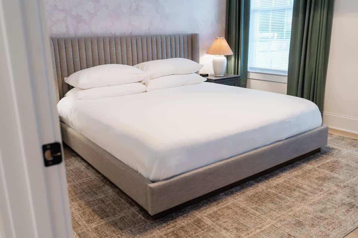 3 habitaciones, tabla de planchar con plancha y cuna de viaje 