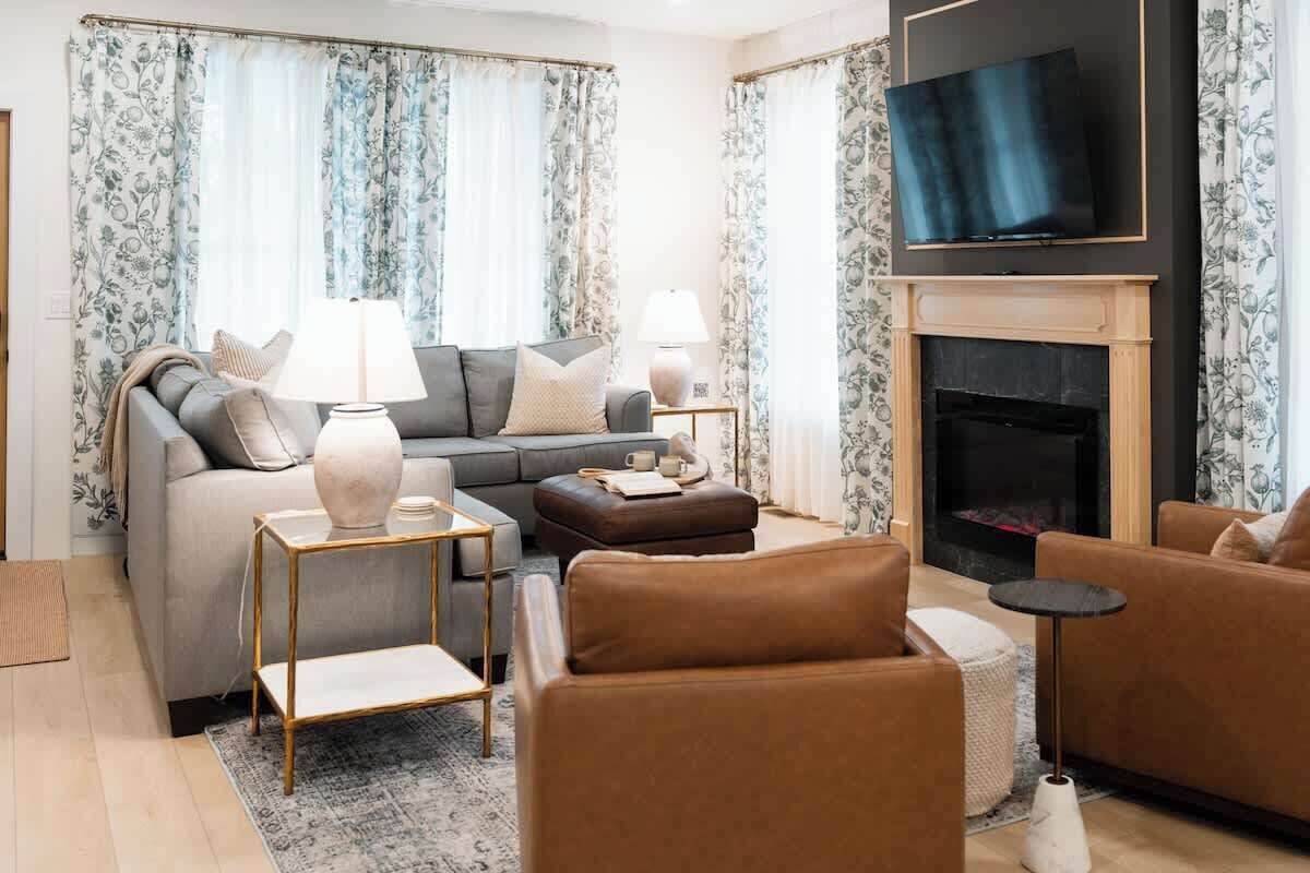 Smart TV, fireplace