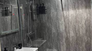 Dusche, Haartrockner, Seife, Toilettenpapier