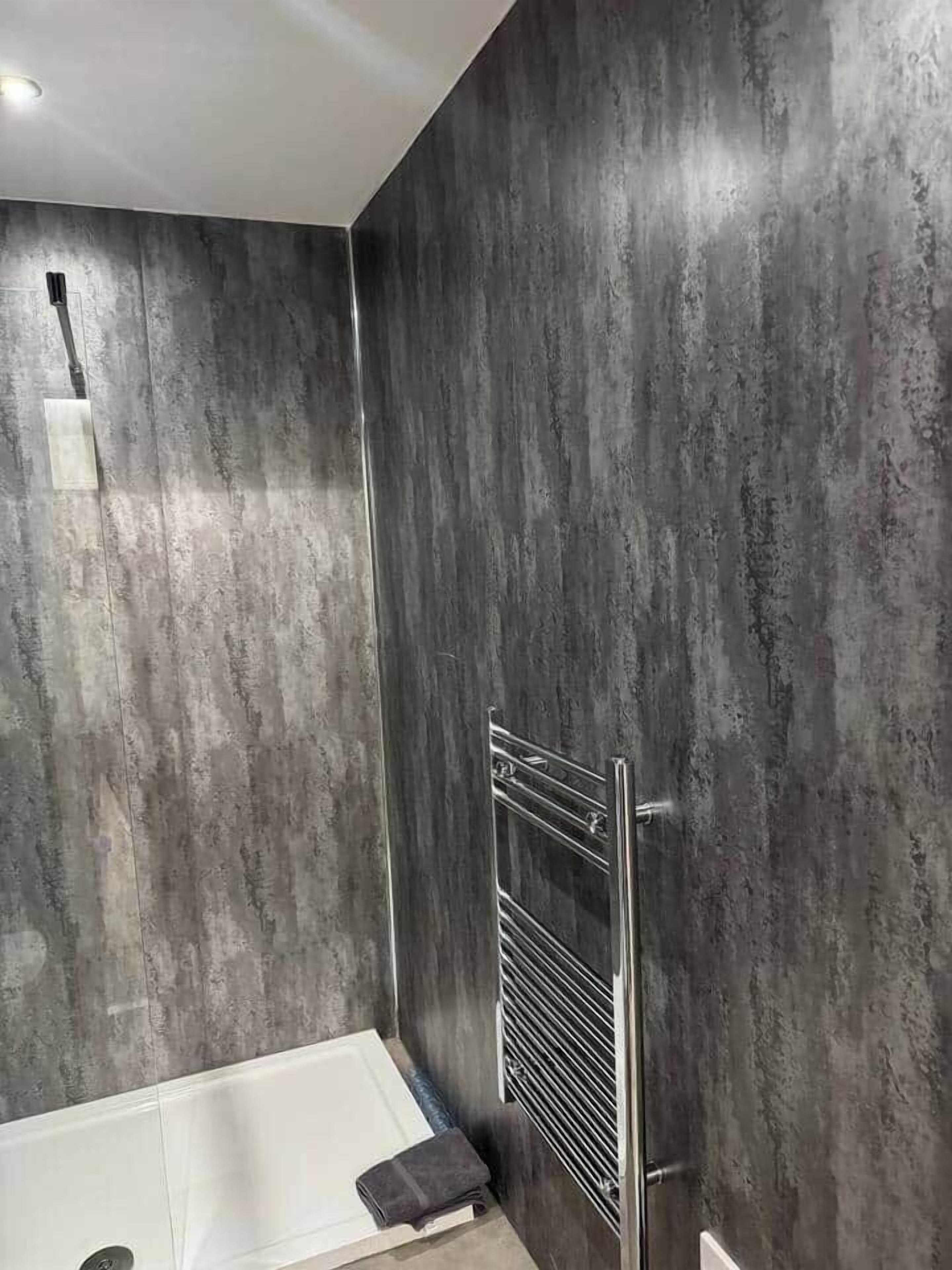 Dusche, Haartrockner, Seife, Toilettenpapier