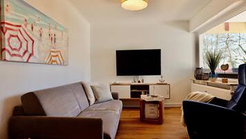 Una televisión, un reproductor estéreo