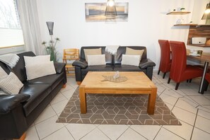 Televisie, een dvd-speler, boeken en een stereo