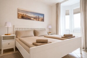 2 bedrooms, iron/ironing board, travel cot, free WiFi