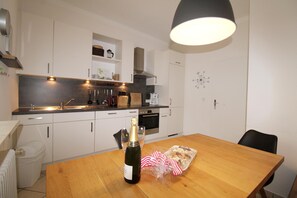 Een koelkast, een oven, een kookplaat, een vaatwasser