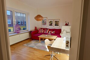 Una televisión, un reproductor estéreo