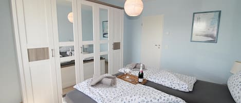 3 chambres, fer et planche à repasser, lit de bébé portatif