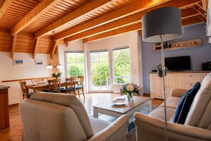 Fernseher, DVD-Player, Stereoanlage