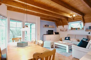 Televisie, een dvd-speler en een stereo