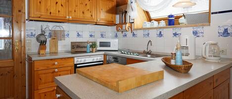 ثلاجة، ميكروويف، فرن، موقد طهي مسطح