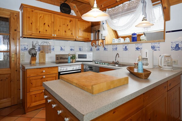 ثلاجة، ميكروويف، فرن، موقد طهي مسطح