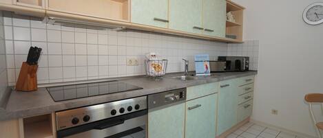 Fridge, oven, stovetop, dishwasher