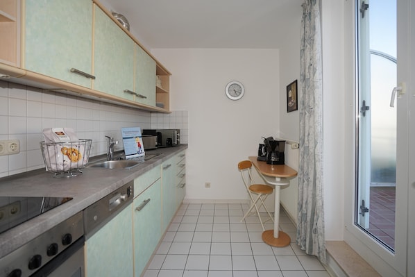 ثلاجة، فرن، موقد طهي مسطح، غسالة أطباق