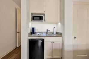 Four à micro-ondes, cafetière-théière, vaisselle et ustensiles