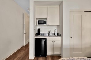 Microondas, cafetera y tetera y utensilios de cocina 