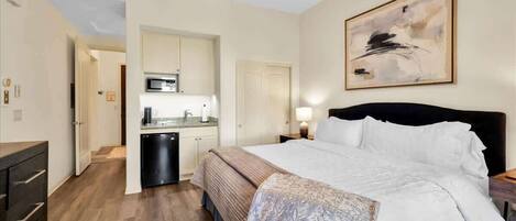 1 habitación, escritorio, tabla de planchar con plancha y wifi