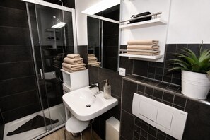 Douche, sèche-cheveux