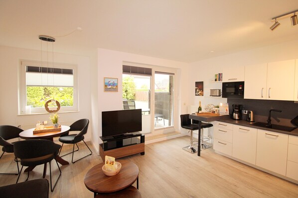 Fridge, microwave, oven, stovetop - "Relax in the beach oasis: your dream vacation apartment on the North Sea!" (Cuxhaven)