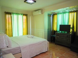Habitación, 1 cama de matrimonio grande | Escritorio