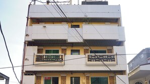 A hotel with a sign for 'BORACAY PARADISE HOTEL' and a restaurant named 'Asian Plates' on the ground floor. - Boracay Paradise Hotel (Boracay Island)