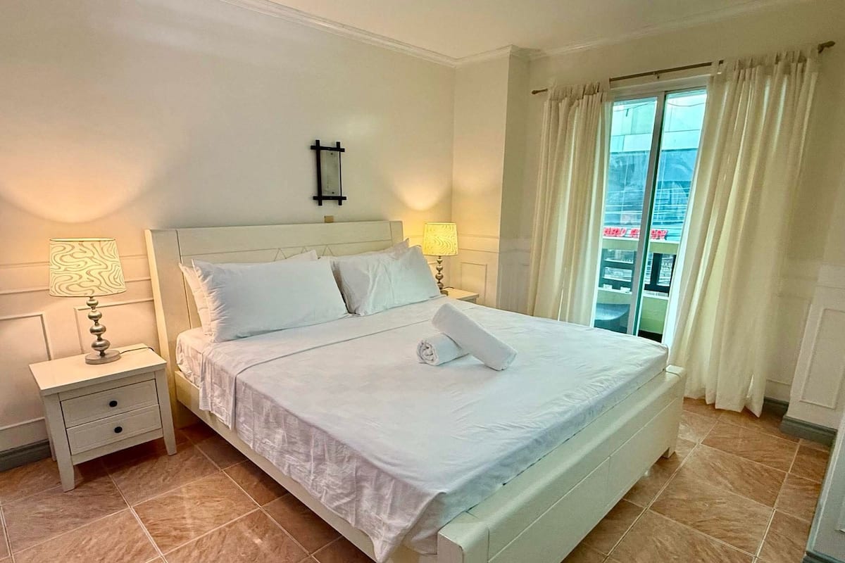 Room, 1 King Bed | Desk