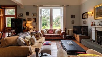 Televisión, estéreo y oficina