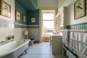 Shower, hair dryer, towels, shampoo - Errol Park - Grand Stately Home & Views, Sleeps 20! (Errol)