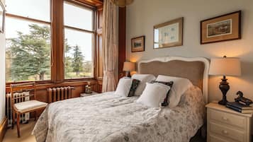 10 bedrooms, desk, iron/ironing board, travel crib