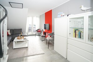 Fernseher, Bücher, Stereoanlage