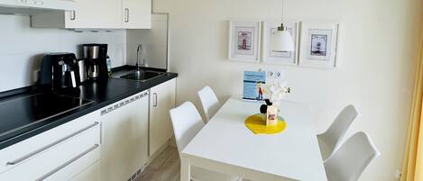 Jääkaappi, mikroaaltouuni, liesi, kahvin-/teenkeitin