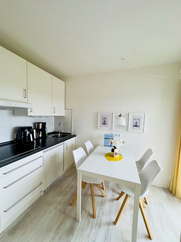 Kühlschrank, Mikrowelle, Herdplatte, Wasserkocher mit Kaffee-/Teezubehör