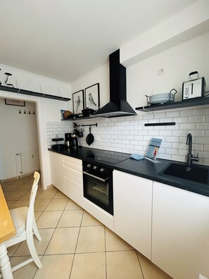 Kühlschrank, Ofen, Herdplatte, Geschirrspüler