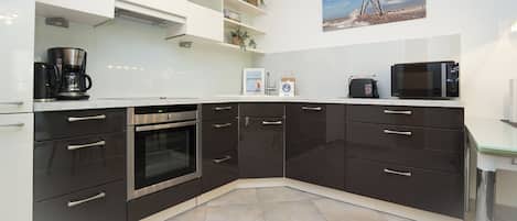 冷蔵庫、電子レンジ、オーブン、コンロ