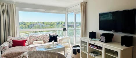 Tv, ett bordtennisbord och en stereo