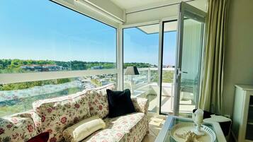 Tv, ett bordtennisbord och en stereo