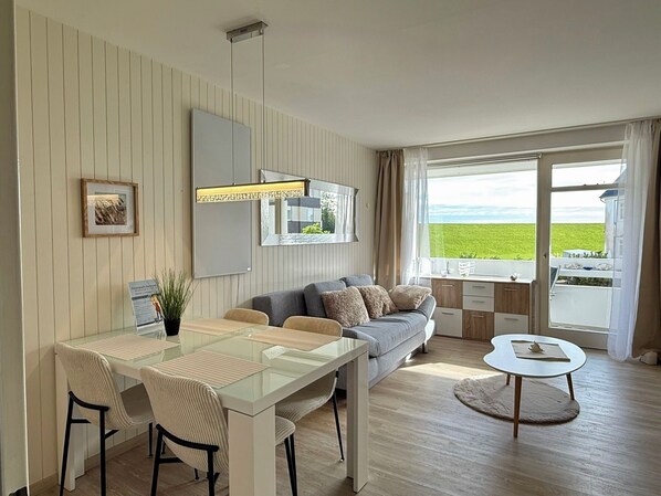 Fernseher, Tischfußball, Tischtennisplatte