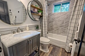 Articles de toilette écologiques, séchoir à cheveux, serviettes fournies