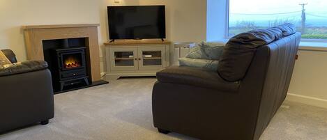 智能電視、足球機、乒乓球設施、書籍