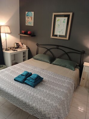 2 chambres, fer et planche à repasser, Wi-Fi, draps fournis