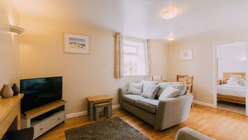 Smart-tv, een dvd-speler, tafelvoetbal en een tafeltennistafel