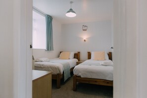 3 habitaciones, escritorio, tabla de planchar con plancha y wifi gratis 