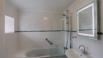 SĂšche-cheveux, serviettes fournies