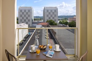 Iron/ironing board, free cots/infant beds, free WiFi, bed sheets - Quality Suites Bordeaux Saint-Jean (Bordeaux)
