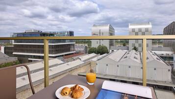 สแตนดาร์ดอพาร์ทเมนท์, เตียงควีนไซส์ 1 เตียง | ลานระเบียง/นอกชาน