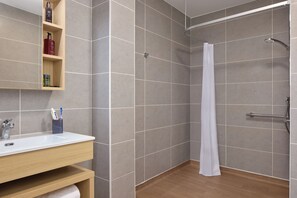 Douche, sèche-cheveux, serviettes fournies, savon