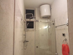 Toallas, jabón, papel de baño 