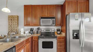 Een koelkast, een magnetron, een oven, een kookplaat